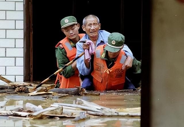 98年长江发生特大洪灾，江泽民亲赴前线：中国人民是不可战胜的
