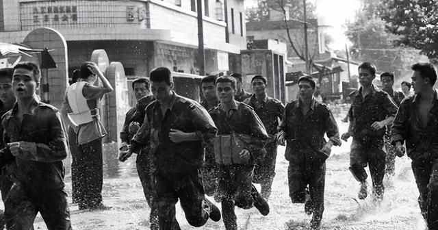 98年长江发生特大洪灾，江泽民亲赴前线：中国人民是不可战胜的