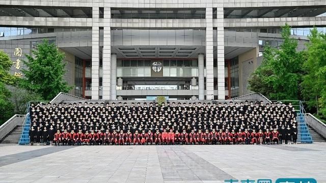 西南交通大学组织2022届本科毕业生拍摄毕业合影