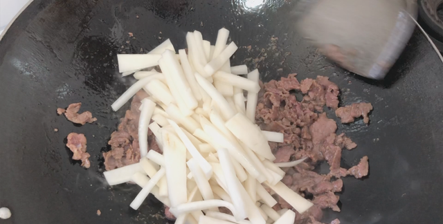 牛肉怎样炒嫩滑好吃？一个实用小技巧掌握好，比饭店大厨炒的好吃