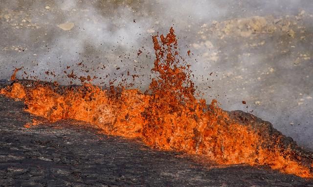 早安·世界｜冰岛火山喷发，熔岩流动