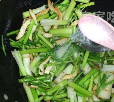 家常香干炒水芹，材料简单，制作方便，鲜香可口，非常下饭