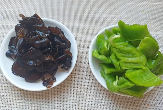 豆腐怎么炒才好吃？放这两料试一试，鲜香味浓不油腻，上桌抢着吃