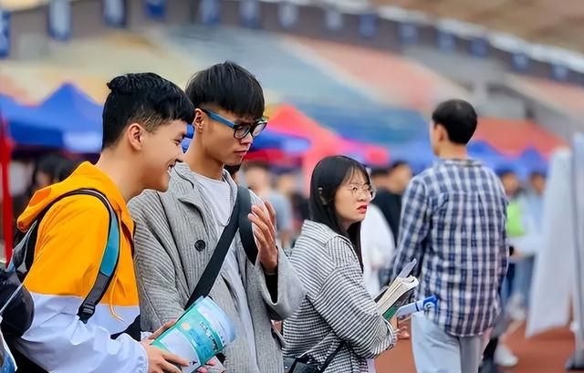 超5成00后大学生靠“副业”赚钱，比例高达54.5%，收入堪比工资