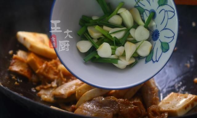 爆炒千页豆腐最好吃的做法，给家人露一手，瞬间变大厨，好好吃