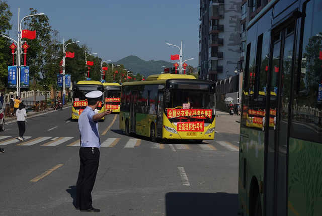 赶时间，忘带身份证、走错考场、推轮椅…别急，桂林交警为你护航