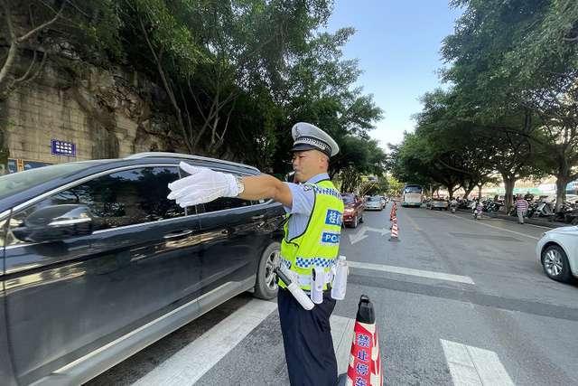 赶时间，忘带身份证、走错考场、推轮椅…别急，桂林交警为你护航