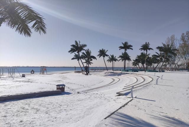 气候乱套？美国热带海滩突然下雪，全球变暖失灵？分析：原因相反