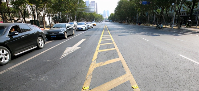 双黄线跟单黄线区别在哪？不少司机没搞懂，才屡屡遭罚款扣分
