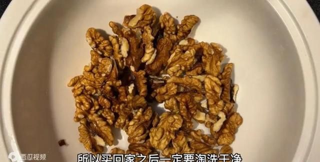 核桃加一把大蒜锅里炒一炒，没想到这么厉害，很多人不懂，真实用