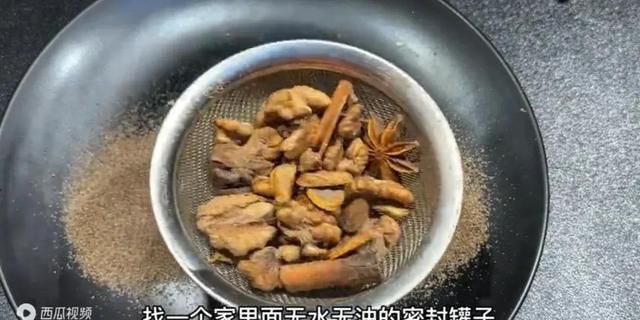 核桃加一把大蒜锅里炒一炒，没想到这么厉害，很多人不懂，真实用