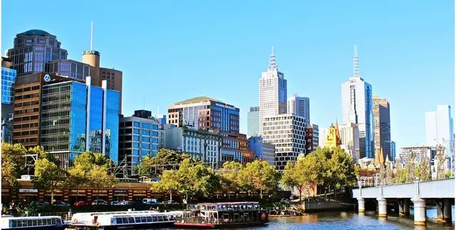 澳大利亚墨尔本建筑雅致，环境优美，养老宜居，是座文化体育之城