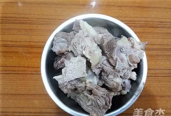 正宗炖牛肉放哪些调料呢(土豆炖牛肉只加三种调料)图5