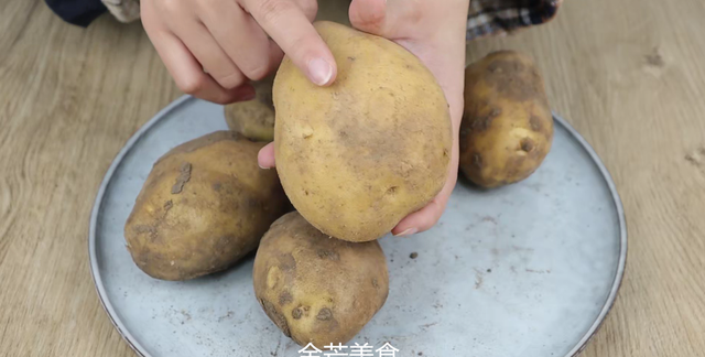 今天才知道，土豆这样保存，放一年都不发芽不变绿，快回家试试