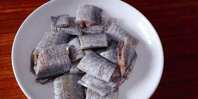 海鲜煮熟吃没问题，这是香辣带鱼的做法，放多久外皮都不会软