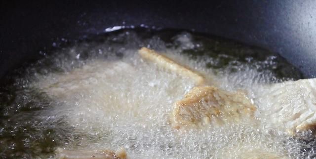 海鲜煮熟吃没问题，这是香辣带鱼的做法，放多久外皮都不会软