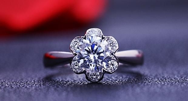 已结婚戒指应该戴在哪个手上好(买了订婚戒指还要买结婚戒指吗)图1
