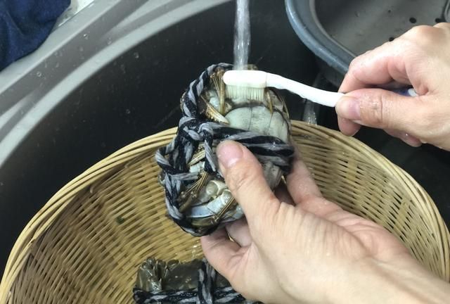 螃蟹蒸几分钟？用冷水还是热水？船老大教你几招，肉鲜嫩腿不掉