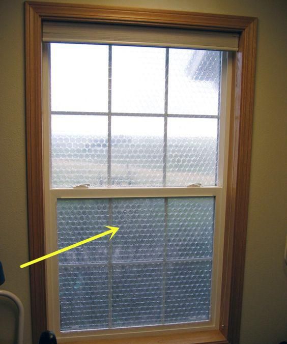 窗户上糊一层气泡纸，防风保温，邻居见到：是个好法子！回家试试