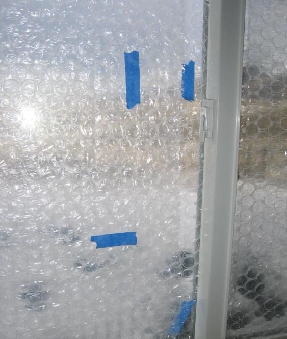 窗户上糊一层气泡纸，防风保温，邻居见到：是个好法子！回家试试