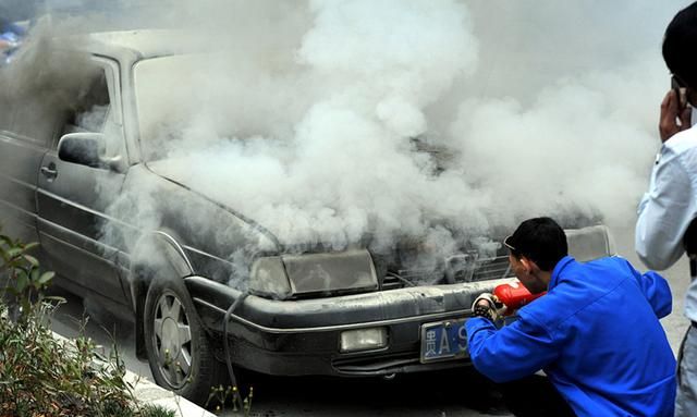 车载灭火器放车内会爆炸吗？弄懂这3点很重要，不但安全还能应急