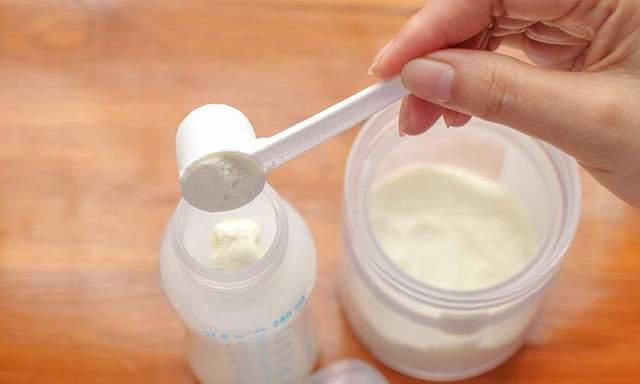 “冲奶粉”看似简单，大意的话就会导致宝宝生病，教你正确冲奶粉