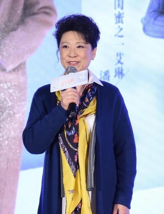 建议上了年纪的女人：学73岁王馥荔这样戴丝巾，优雅高级不俗气