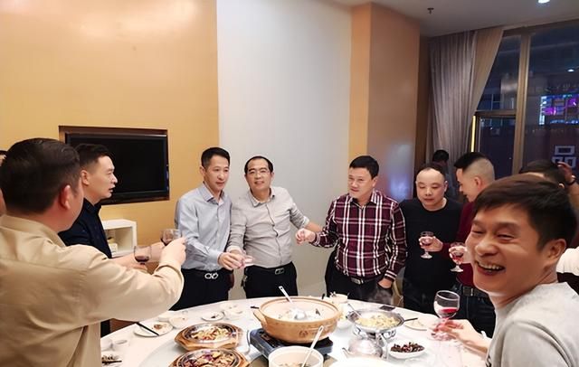 喝完一瓶葡萄酒相当于多少白酒？多少啤酒？建议搞懂，拼酒不吃亏