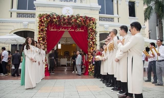 实拍越南豪门婚礼全过程：身穿传统服饰豪车迎亲，也要拜堂成亲