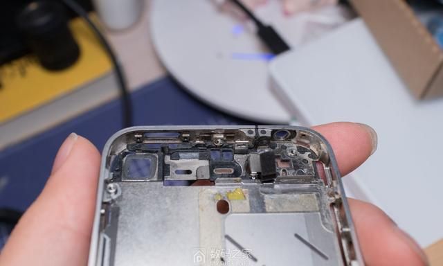 iPhone4维修失败，肢解制成标本挂在墙上