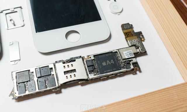 iPhone4维修失败，肢解制成标本挂在墙上