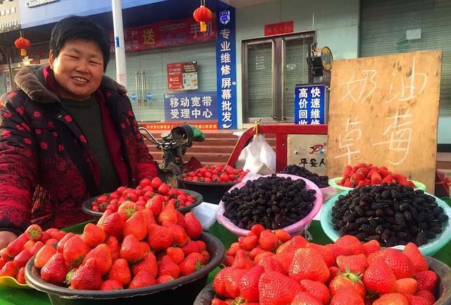 一位会做生意的大妈卖水果 用这种窍门一天卖掉一三轮草莓