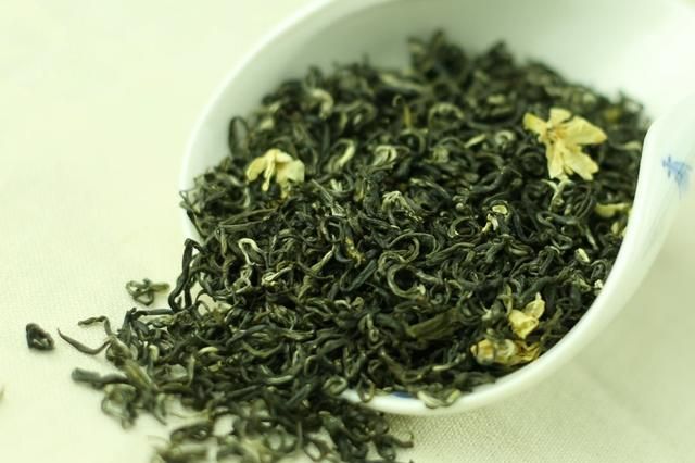 京津两地爱喝茉莉花茶，口味重醒脑解乏，胜过广东凉茶