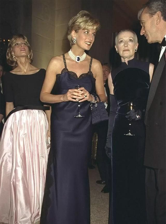 经典的迪奥Lady Dior 包袋历史由来，几十年依然时尚抢手
