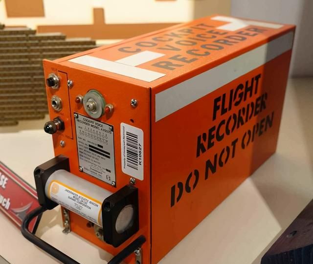 飞机“黑匣子”为何是橙色？落水可发自救信号，频率独特不会混淆