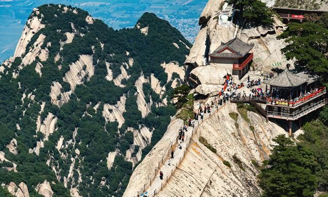 榜单：中国十大名山，无限风光在险峰，人山从山众，人山又人海