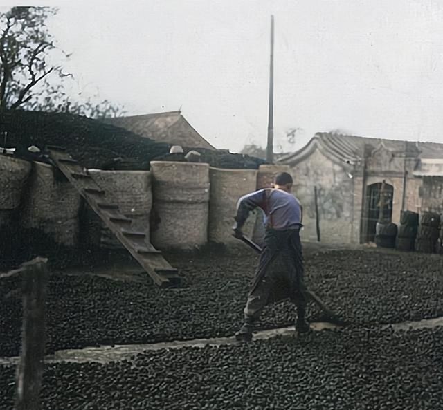 老照片：民国时期煤球是如何被制作出来的