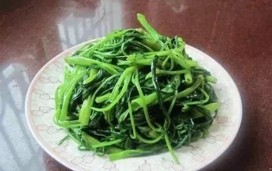 为什么炒空心菜时菜叶总变黑？因为这个步骤错了