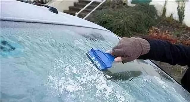 三秒知识点：冬天怎样快速去除车玻璃上的霜雪？