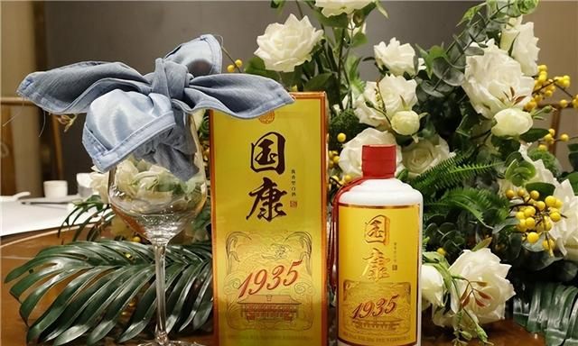 买白酒时，认准酒瓶上“2个记号”，都是100%纯粮食酒，放心买