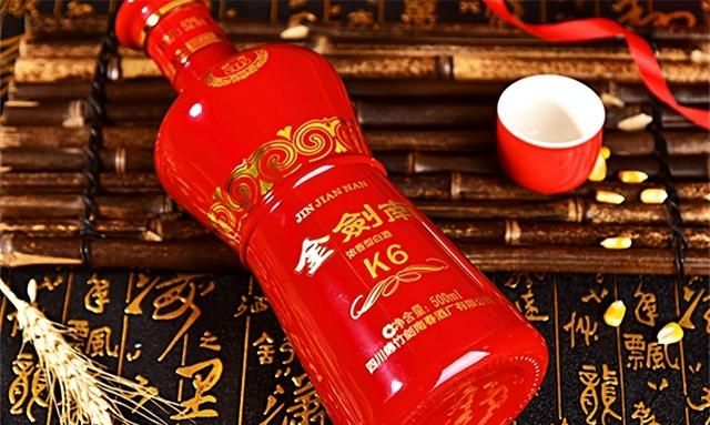 买白酒时，认准酒瓶上“2个记号”，都是100%纯粮食酒，放心买