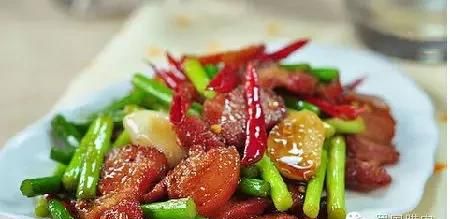 腊肉火腿肠搭配什么炒好吃,腊肉芹菜能和火腿肠一起炒吗图2