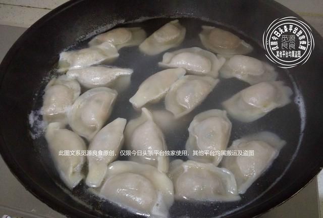 冻饺子怎么煮(冻饺子怎么煮不破皮是什么原因)图1