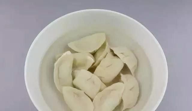 冻饺子如何煮，用冷水还是沸水？教你正确方法，饺子不破皮不露馅