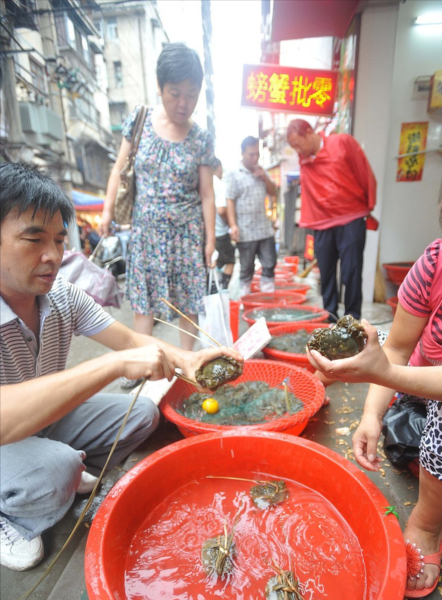 买螃蟹时，遇到公蟹和母蟹怎么选？蟹农解析：分清时间节点很重要