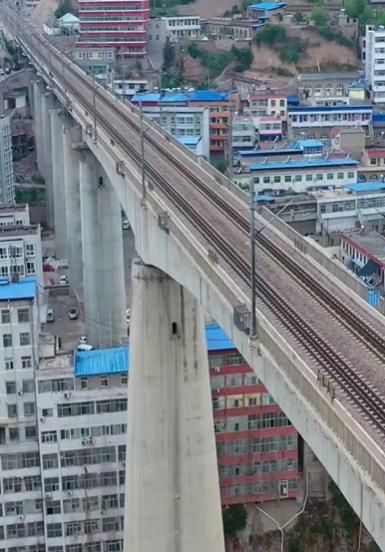 陕西省榆林市吴堡县：人口仅有10万，火车、铁路从县城的上空经过