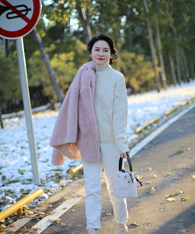 优雅时髦女性，冬季衣橱一定有件米色羊绒衫，温柔大气显高级