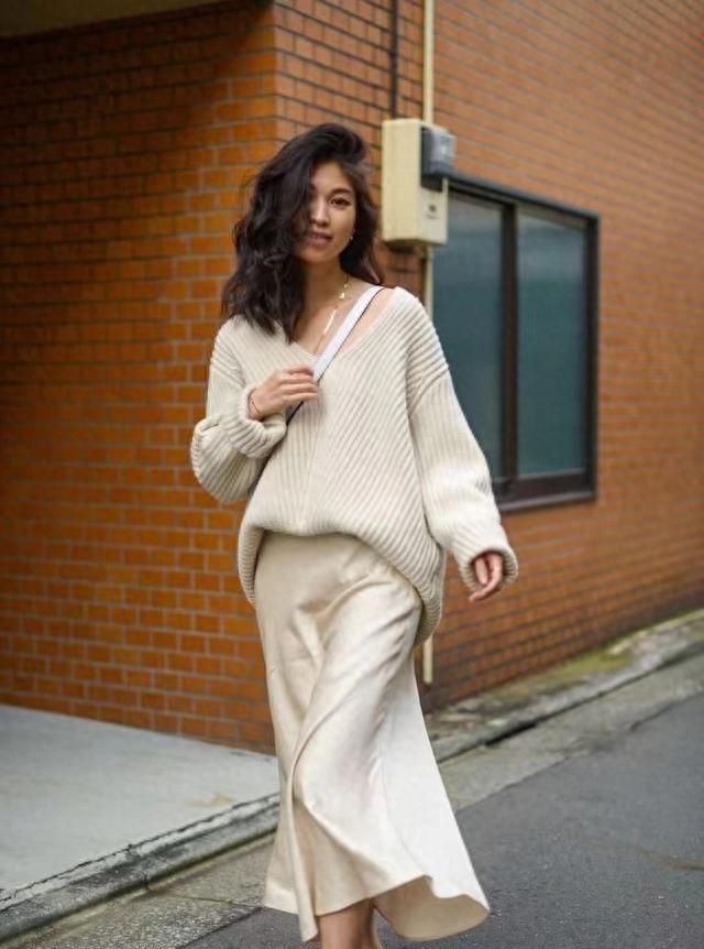 优雅时髦女性，冬季衣橱一定有件米色羊绒衫，温柔大气显高级