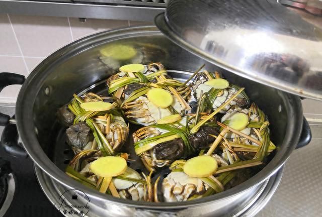 肥美的螃蟹，蒸食最鲜美，是开水上锅还是冷水上锅？蒸多久？