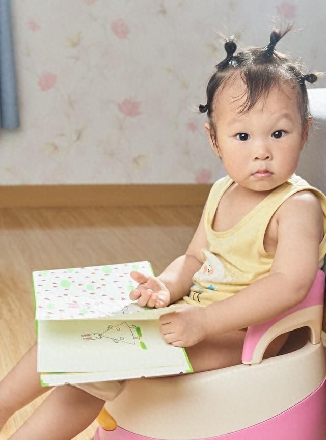 婴幼儿读绘本有7大好处，可以开发智力刺激脑部发育，后悔看晚了